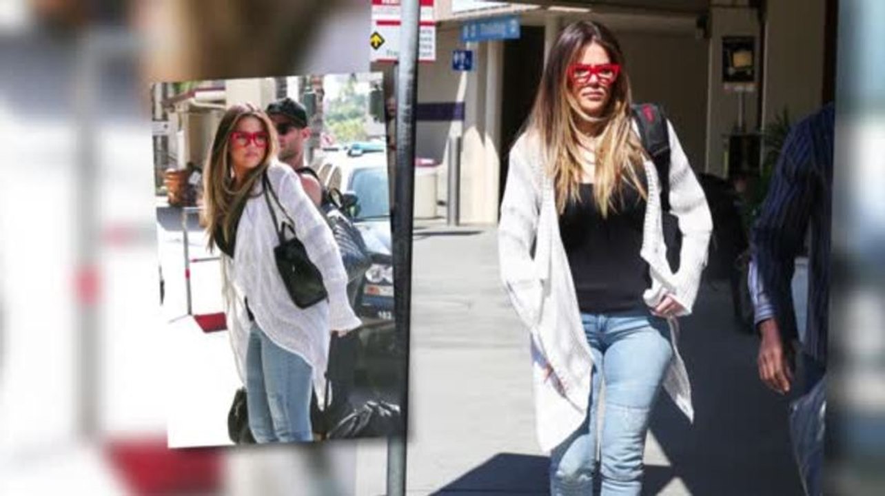 Khloe Kardashian cool mit knalliger Brille