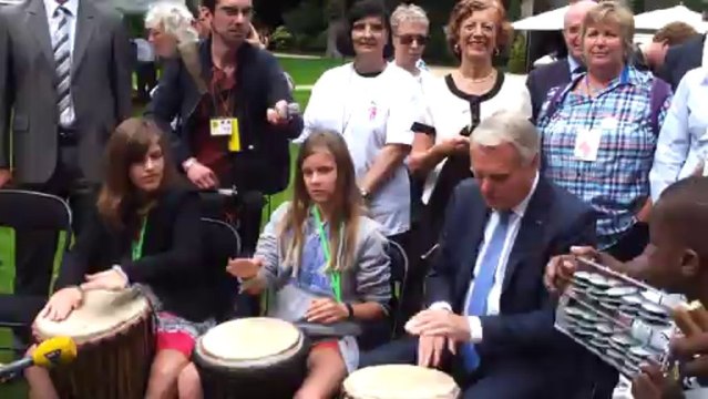 Ayrault s'essaie au djembé dans les jardins de Matignon
