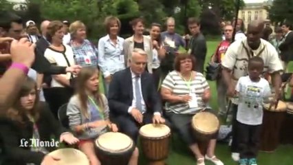 Jean-Marc Ayrault s'essaie au djembé avec des enfants défavorisés