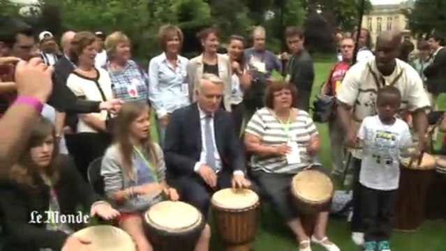 Jean-Marc Ayrault s'essaie au djembé avec des enfants défavorisés