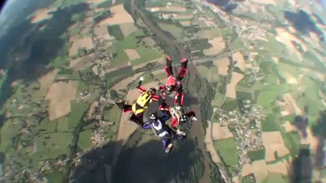 PARACHUTISME - CHAMPIONNATS DE FRANCE VICHY 2013 - VR4 « Le 4 Crétins Flyzone Clermont Saut5»- 10aout13