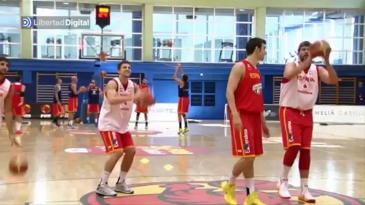Pau Gasol visita a sus compañeros de selección antes del EuroBasket 2013