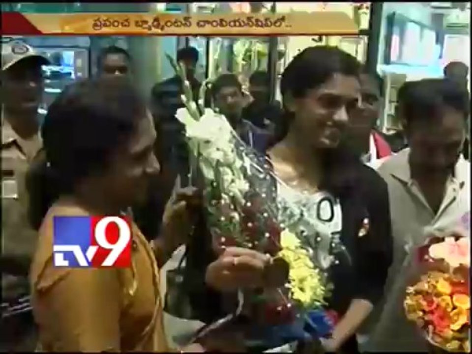 Shuttler PV Sindhu gets grand welcome in Hyderabad