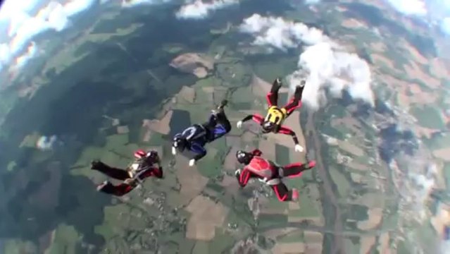 PARACHUTISME - CHAMPIONNATS DE FRANCE VICHY 2013 - VR4 «Le 4 Crétins Flyzone Clermont Saut3»- 9aout13