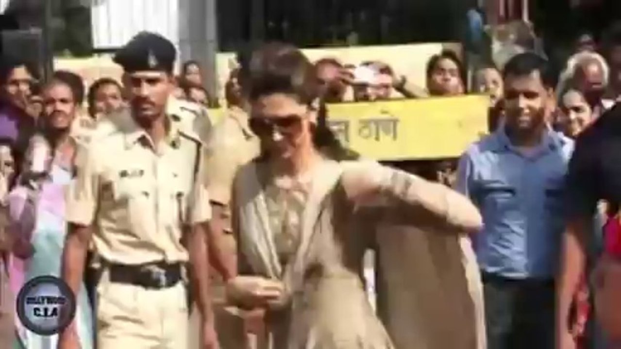 Deepika Padukone visits Siddhivinayak Temple, causes STAMPEDE