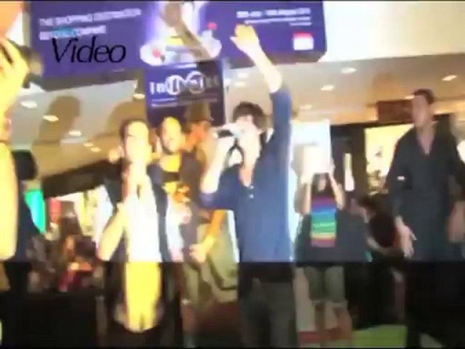 SRK mobbed by fans