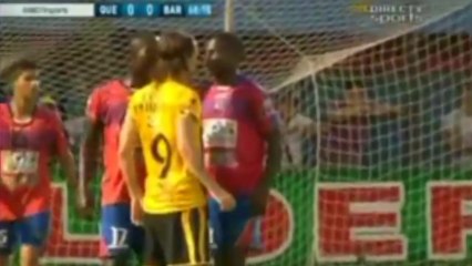 Un joueur pète un plomb et mord son adversaire au visage !