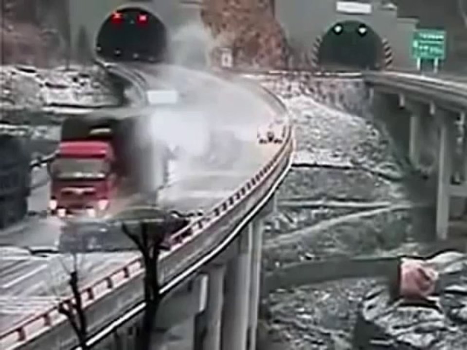Enorme aquaplaning entre des voitures et des camions sur un pont!!