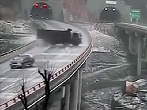 Huge aquaplaning cars & trucks accident on a bridge!!