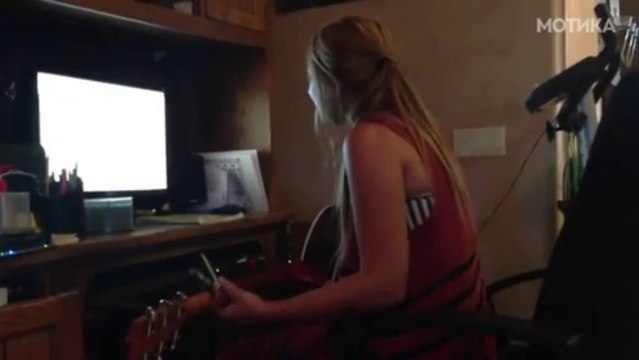 MOТИКА: Дечкото тајно ја снима својата девојка која се срами да пее пред други луѓе