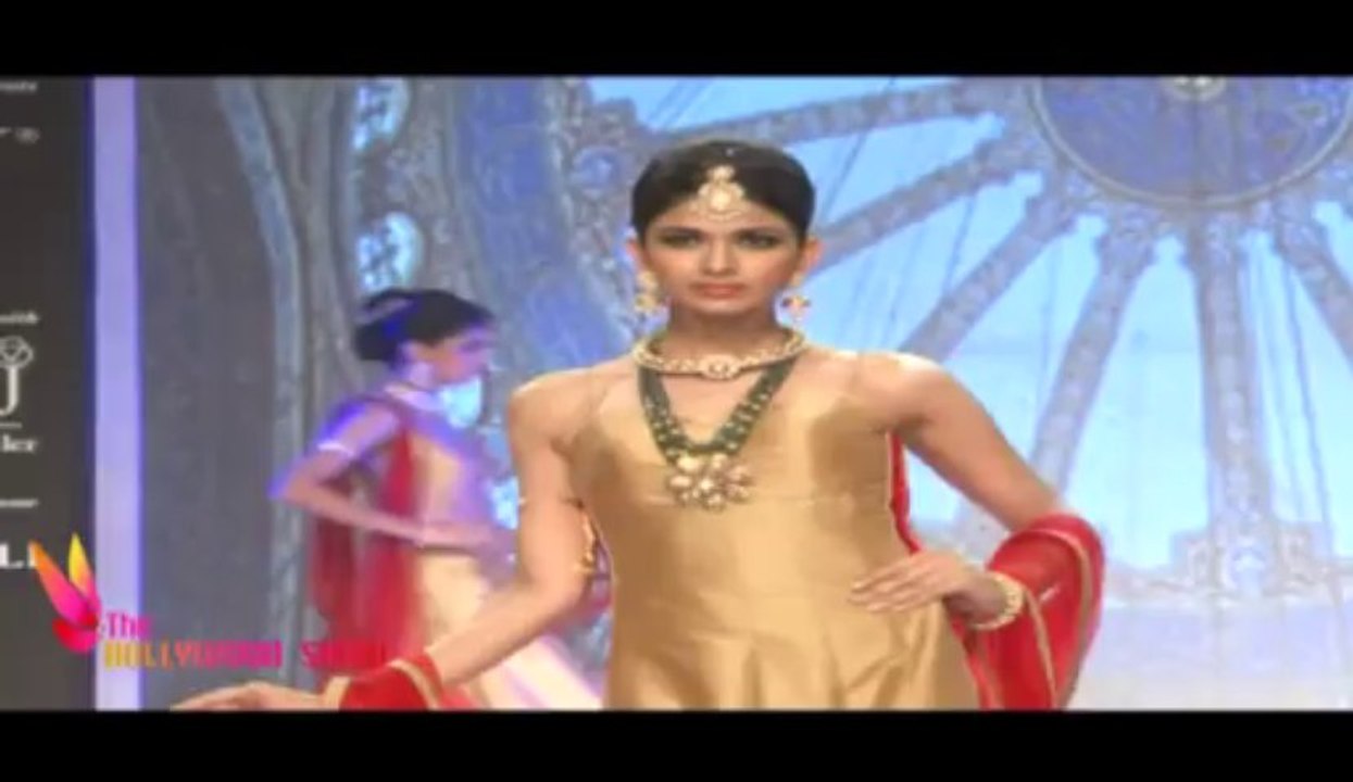 Gorgeous Girls Showcasing Trendy Jewellery