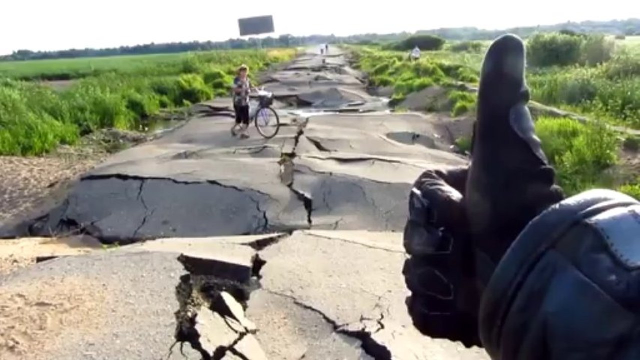 Une route défoncée par les inondations en Russie... Impressionnant!!
