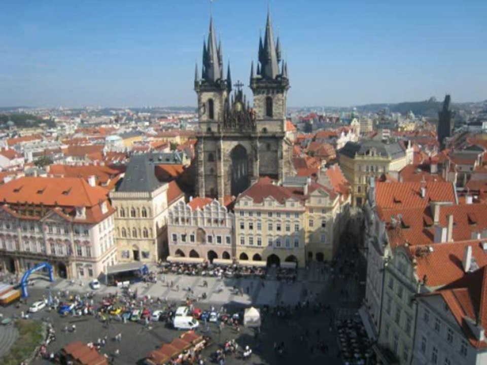 Une minute place de la Vieille-Ville à PRAGUE