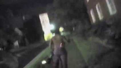 Une conductrice bourrée fuit la police, se plante et court... et finit Tasée!!