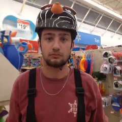 Il se jette dans un casier géant de ballons au supermarché!!!