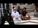 Old man singing devotional song at Nizamuddin dargah