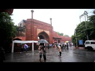 Muslim girls getting Eidi on the occasion of Eid in Agra