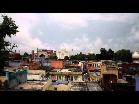 Time lapse: Clouds running above the Taj Mahal