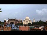 Time lapse : Clouds flowing above the Taj Mahal