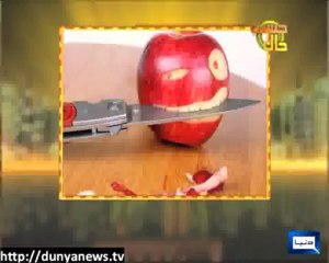 Azizi On One Cat Pushing the Other Very Funny - ایک بلی کا دوسری کو دھکا دینا