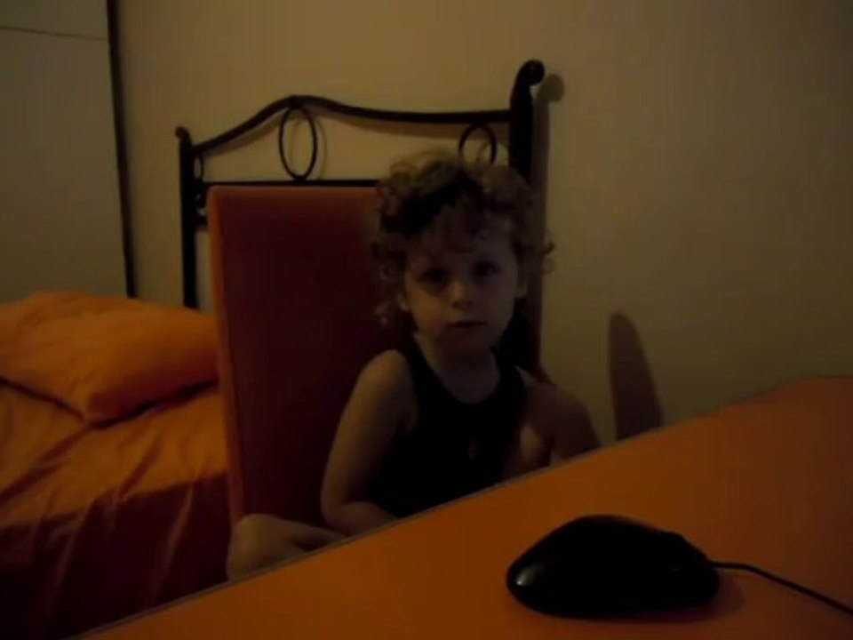 ATA nın 2 yaşındaki ilk bestesi ...benim annem çok güzel kokar :))