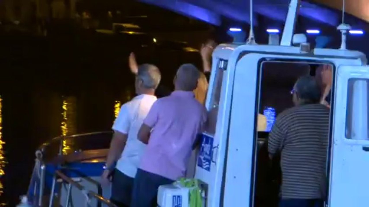 DESNOS MICHEL PRESENTE JEANNE MAS QUI EMBRASE LA SCENE FLOTTANTE D AGDE 13 8 2013