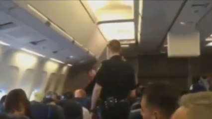 Expulsée d'un avion parce qu'elle chante Whitney Houston