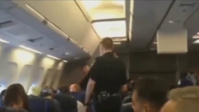 Expulsée d'un avion parce qu'elle chante Whitney Houston