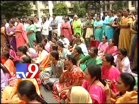 Lakshmi Parvati supports Seemandhra Secretariat employees