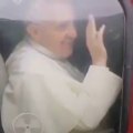 Le Pape François mange sa crotte de nez
