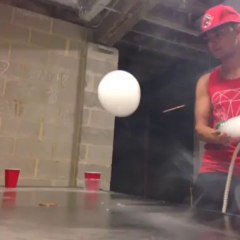 Il fume une énorme bulle!! Par contre c'est pas du tabac LOL...