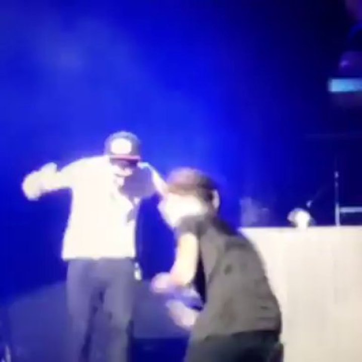 Les One Direction se vautrent en live... Encore une belle histoire tiens!!