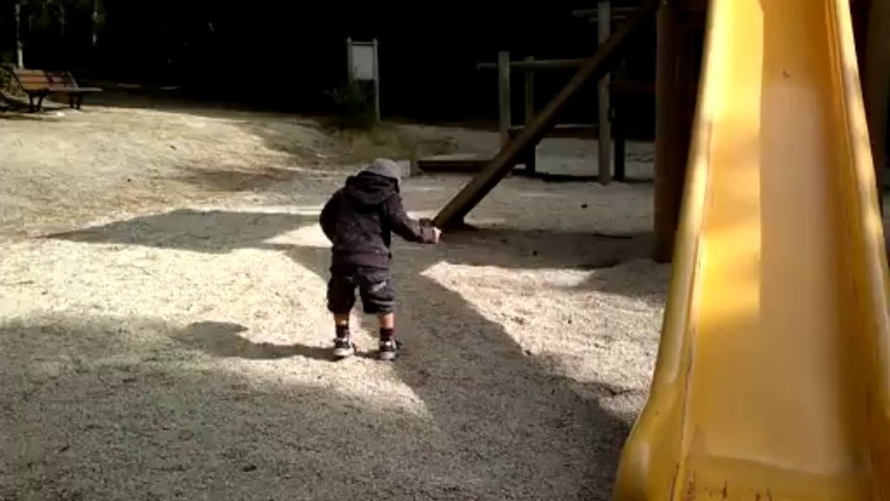 Le toboggan jaune... toujours à l'envers !