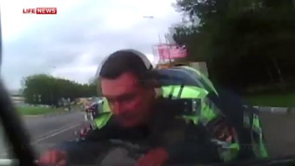 Policier russe sur un capot