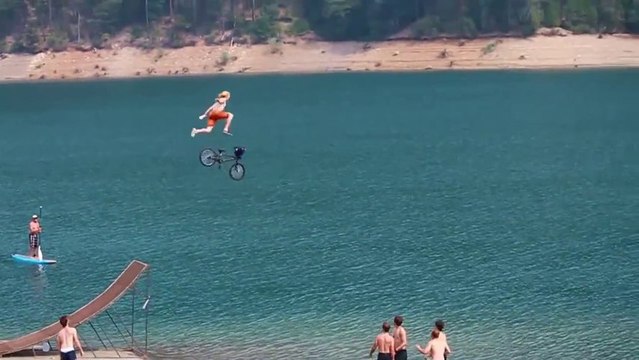 Un saut de malade en BMX dans un lac