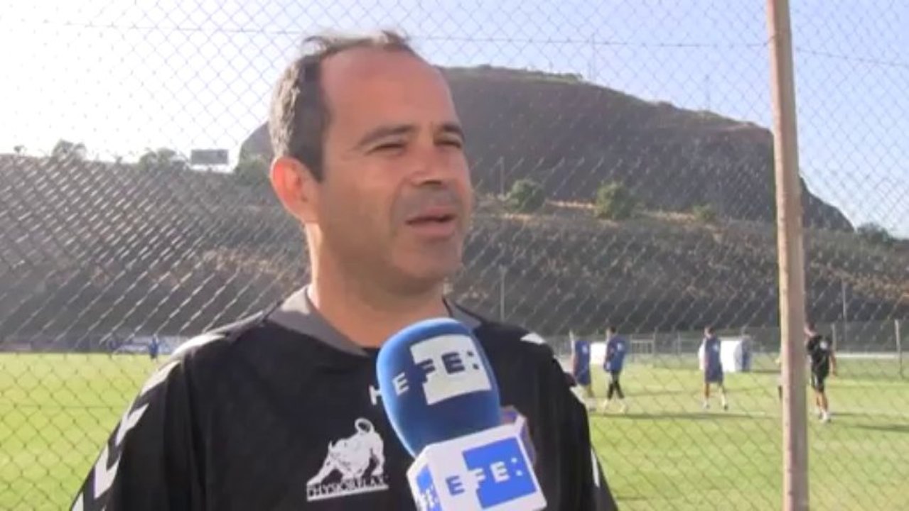 El entrenador del CD Tenerife reconoce que deben correr más que los demás para estar a la altura