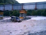 Un 4x4 emporté par un torrent!! Plus de peur que de mal...