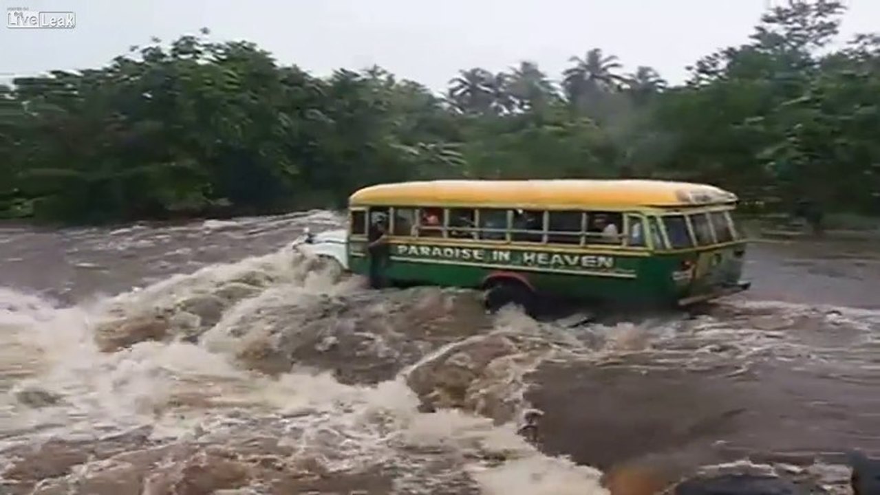 Un bus emporté par des courants d'eau