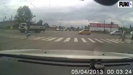 Un camion arrache un câble électrique