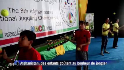 Afghanistan: des enfants goûtent au bonheur de jongler