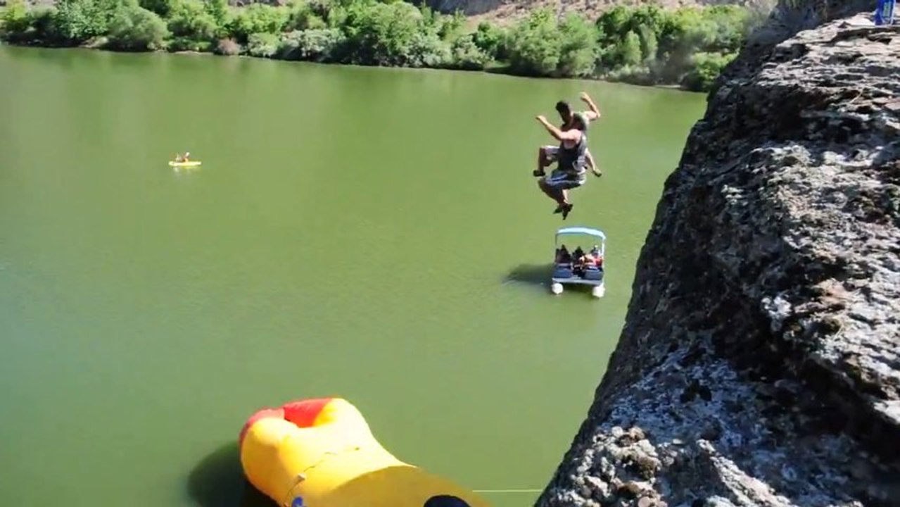 Mega saut avec un blob (2013)