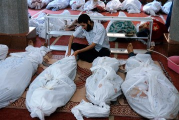 Au Caire, une mosquée transformée en morgue