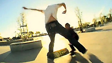 Un skateur percute un enfant et se fait tabasser par la mère