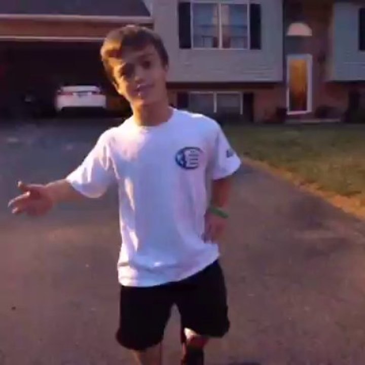 Dwarf trying to Dunk.... Basketball Funny Fail!