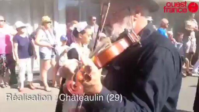 Le defile du festival du Menez hom - 54e festival du Menez Hom