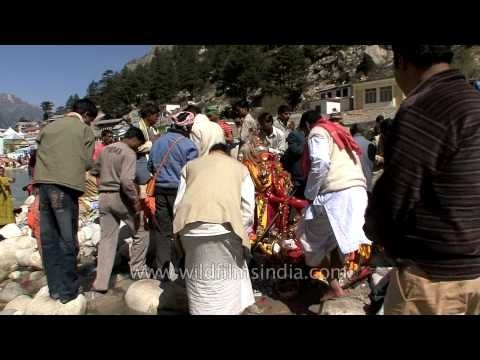 Priests chant mantras to invoke Goddess Ganga