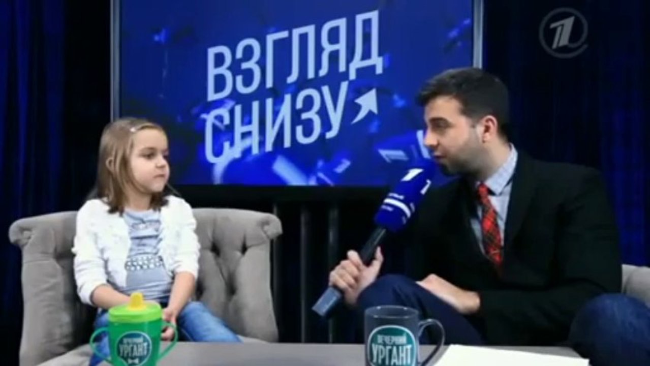 Commentateur ruse avec un mirco géant