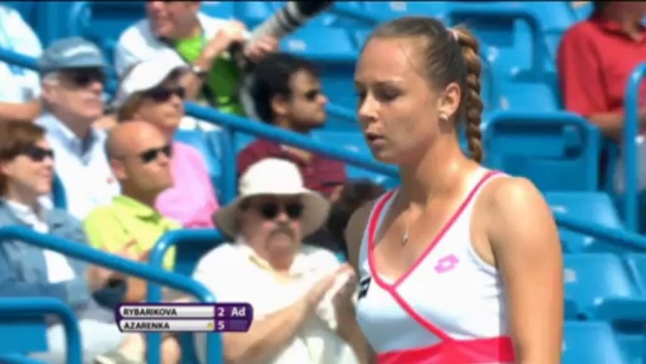 Azarenka trotz schwacher performance weiter
