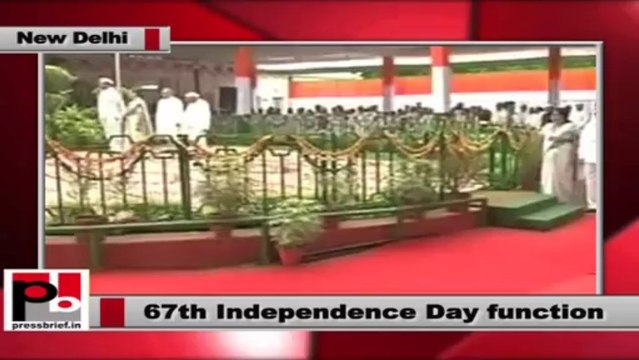 Sonia Gandhi hoists flag at AICC office on Independence day