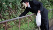 Anonymous debuta en Tokio recogiendo la basura de la calle